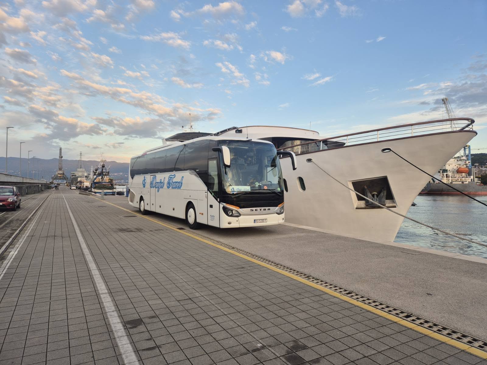Autobus Danijel Travel u luci